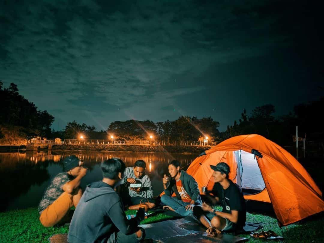 Kegiatan camping di Embung Krikilan