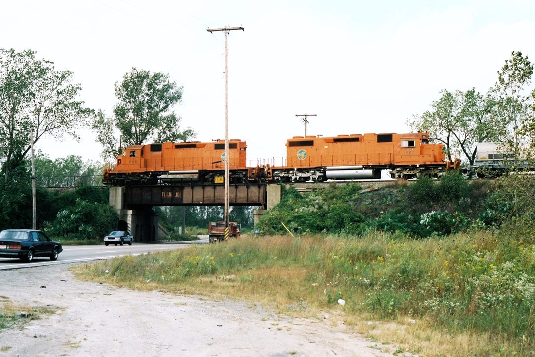 EJ&E №665 and No663 crossing at the Industrial Highway flyover. Demolished.