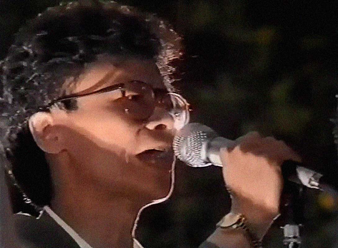 1989年5月4日 無線新聞,珠海書院講師黃毓民批評不應唱共產歌曲《國際歌》。