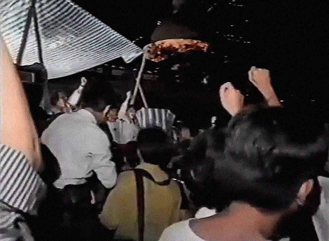 1989年5月4日 無線新聞,岑建勳引領學生唱《國際歌》。