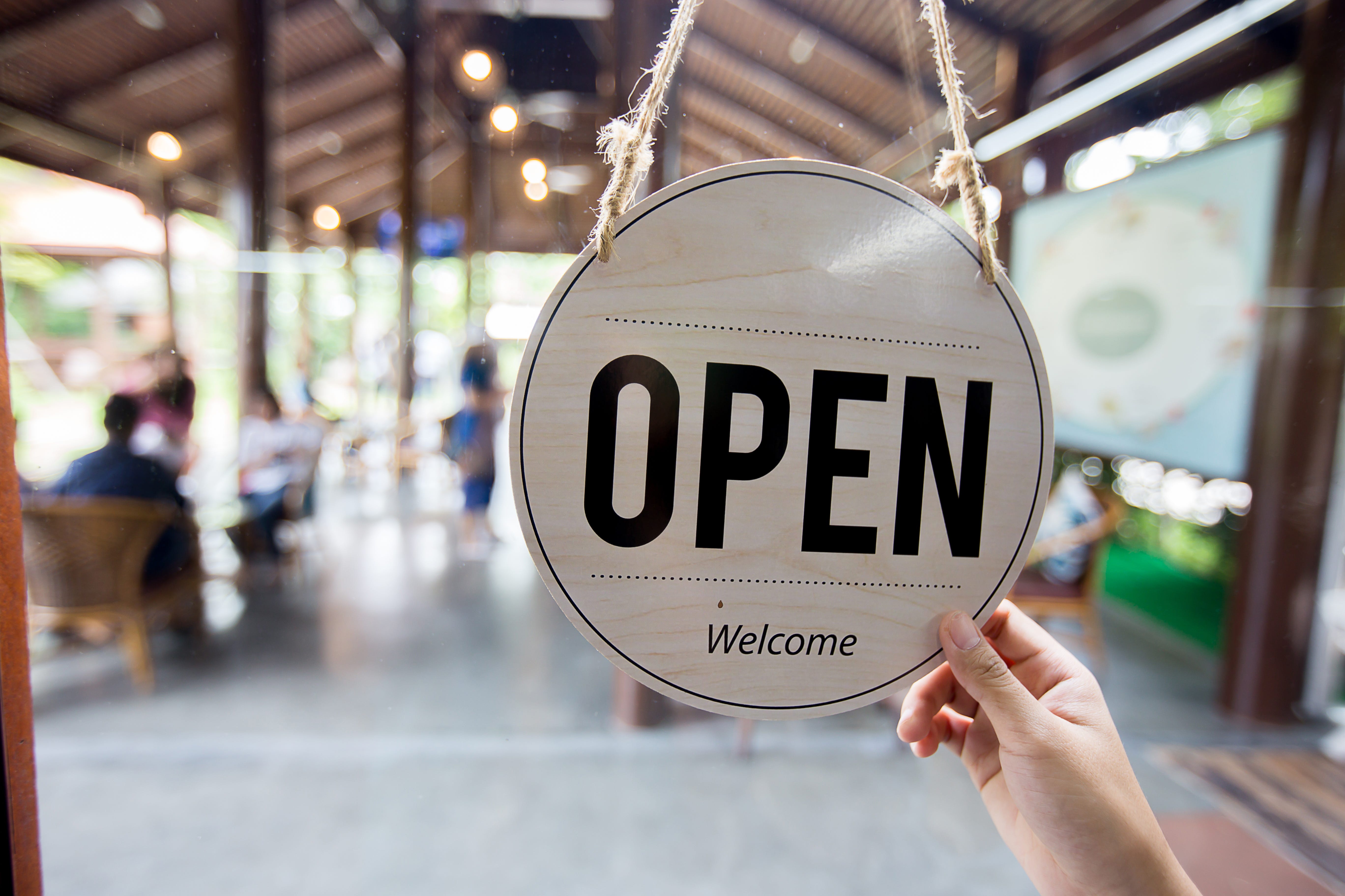 деревянная табличка открыто. открой open. открой open. красный фон для вывески. табличка open.