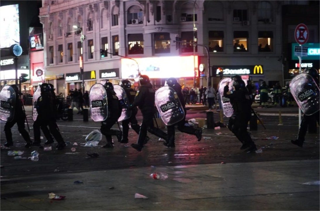 Corridas, represión y detenidos en el Obelisco