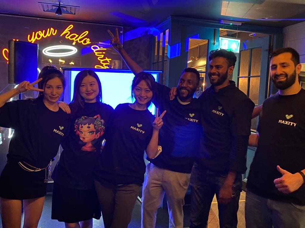 The winners of the giveaways and lucky draws were very excited and posed for lots of pictures with Maxity NFT t-shirts!