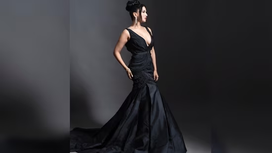 Sunny Leone Prom - Bright Leone does magic on fans in a dark Rough Star outfit - D Blogger -  Medium
