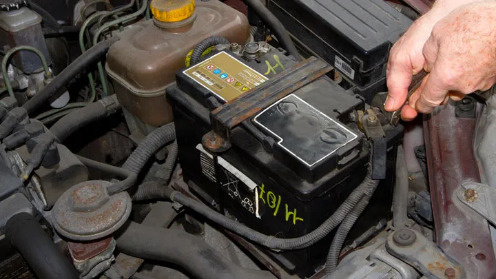 How can you determine that a battery is in its last days? (Service My Car)