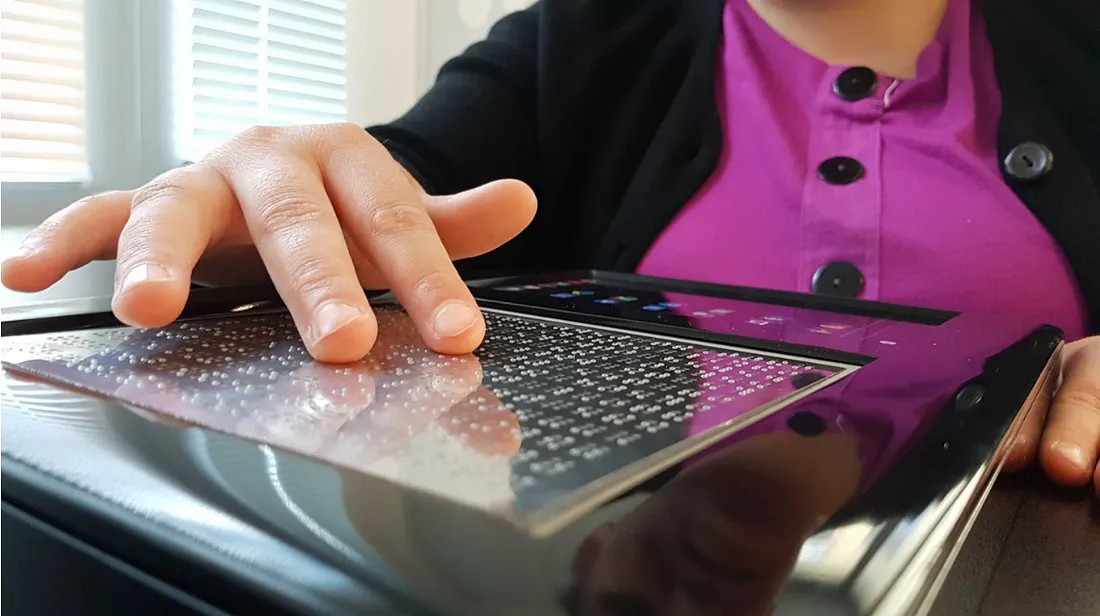 Tactile tablet for braille readers