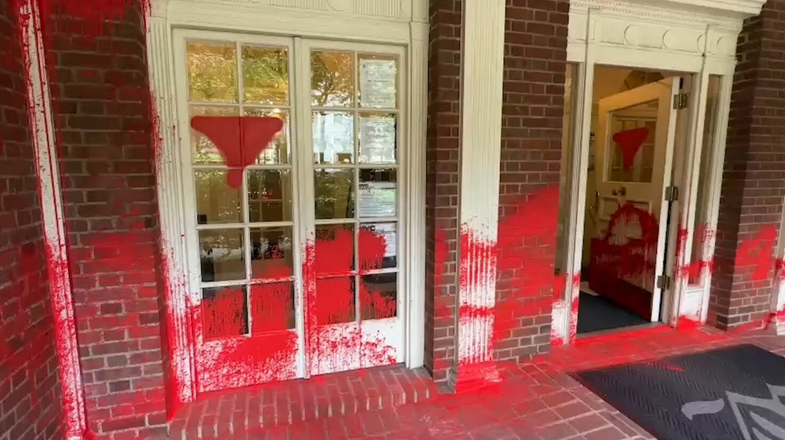 red triangle of Hamas-supporters at a house front of a Jewish institution