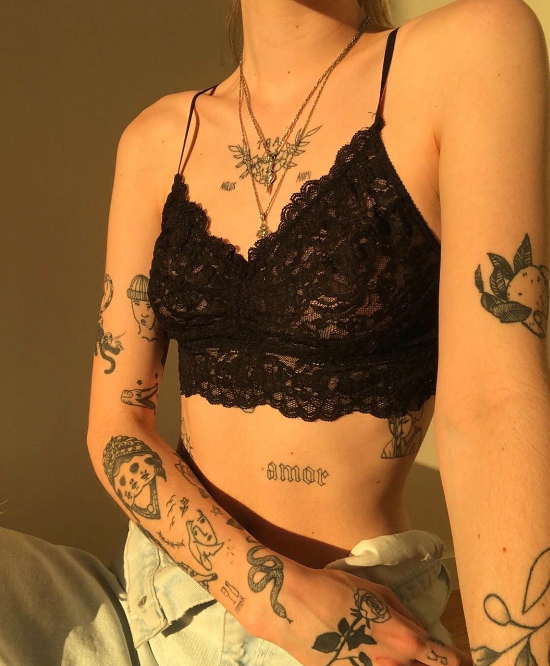 Милая девушка с татуировками Эстетика