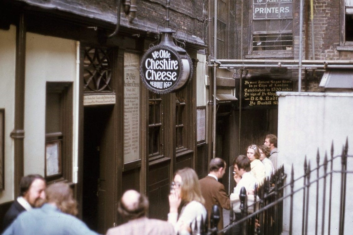старый паб Ye Olde Cheshire Cheese, выстоявший правление 15 монархов, Fleet Street, Лондон 1974