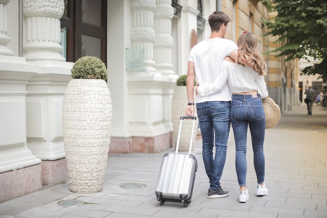 10 astuces pour voyager léger sans rien oublier