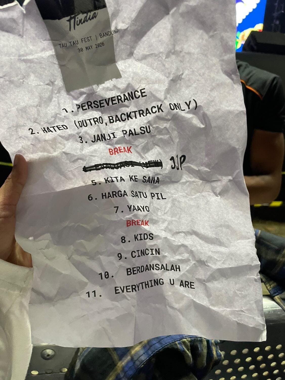 Teman-temanku dan cerita mereka di Konser _.Feast dan Perunggu