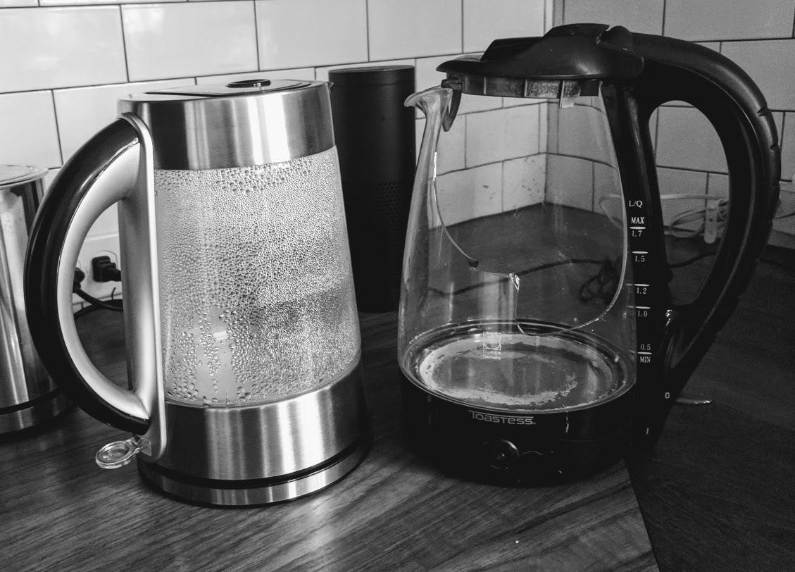 сломанный чайник. сломанный чайник. сломанный чайник. сгоревший электрический чайник. разбитый чайник.