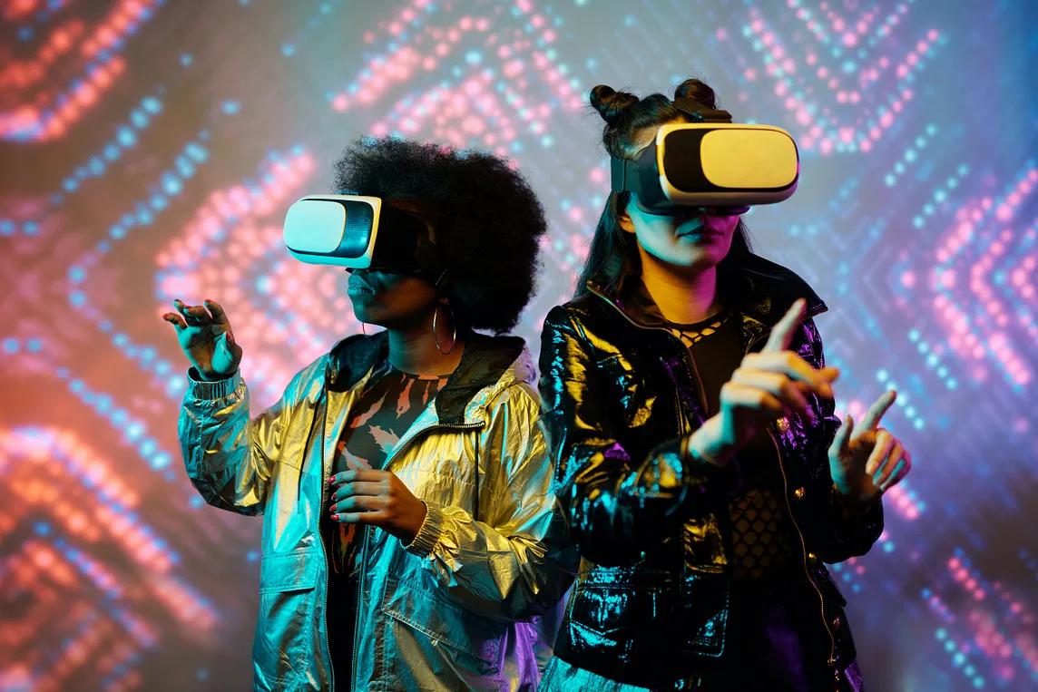 Creating Immersive Experiences: 10 Essential UX Principles for Mixed Reality