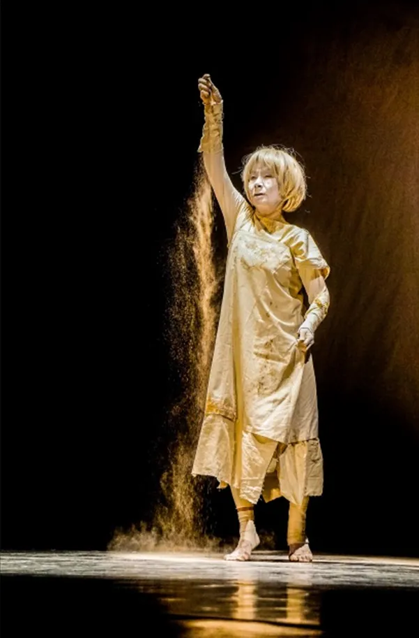 Natsu Nakajima dances “Al desaparecer van naciendo…” (As they disappear, they are being born…)