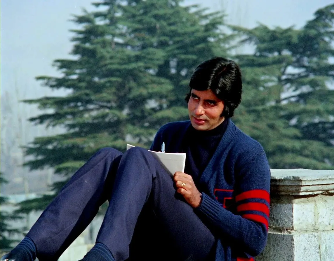 A 70s Video of Amitabh Bachchan Reading “Kabhi Kabhie” Before the Movie Released