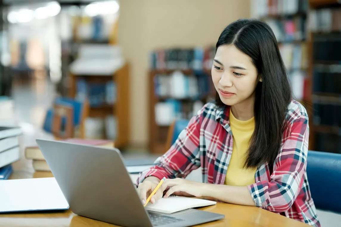 Online Colleges That Offer Free Laptops and Financial Aid