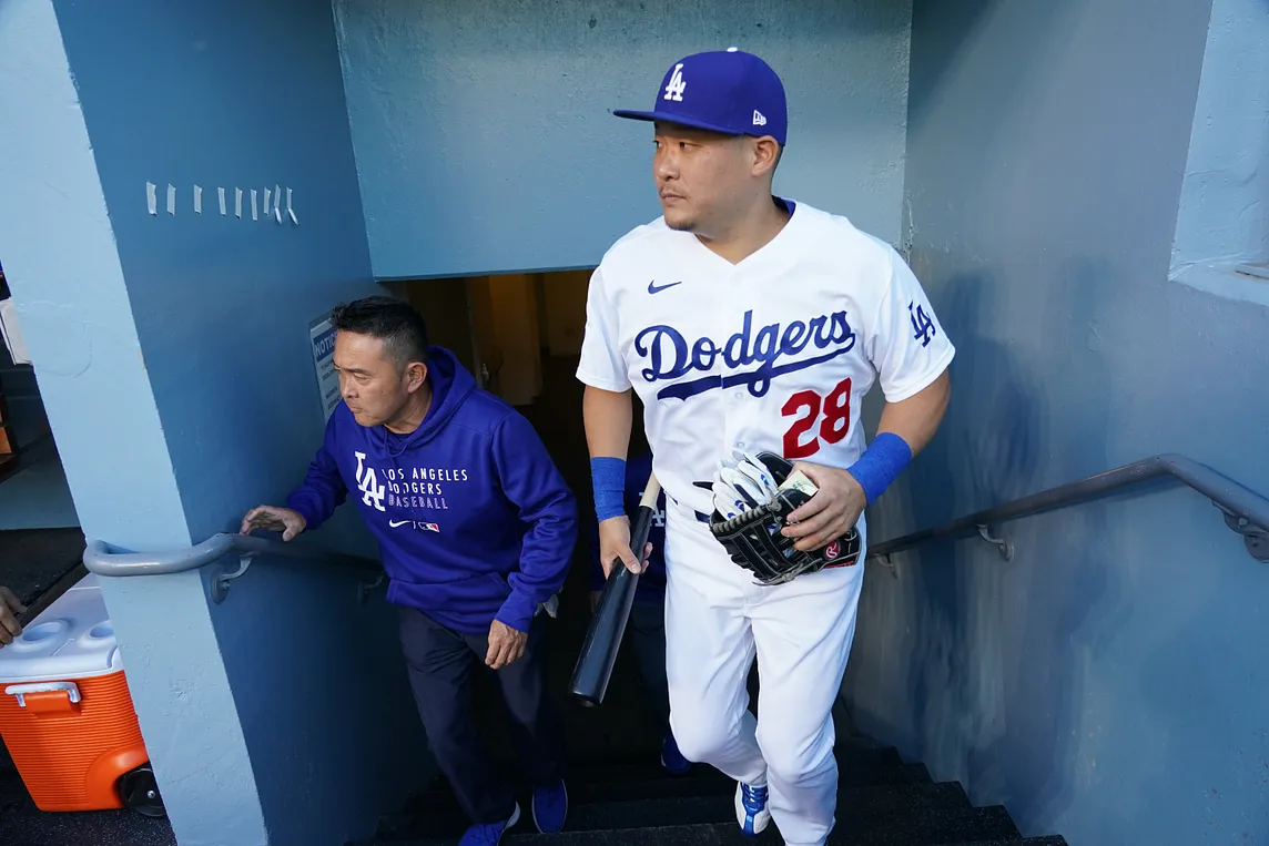 Dodgers hope to unlock Yoshi Tsutsugo’s swing in LA