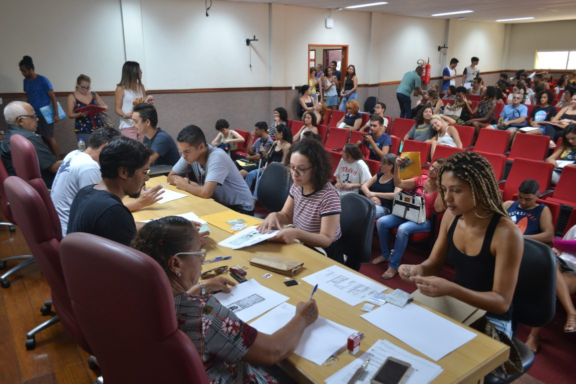 Ingressantes do primeiro semestre de 2019 realizam matrícula presencial no Auditório do Pavilhão de Aulas Teóricas da UFRRJ. Imagem: Reprodução/Cleiton Bezerra/Prograd