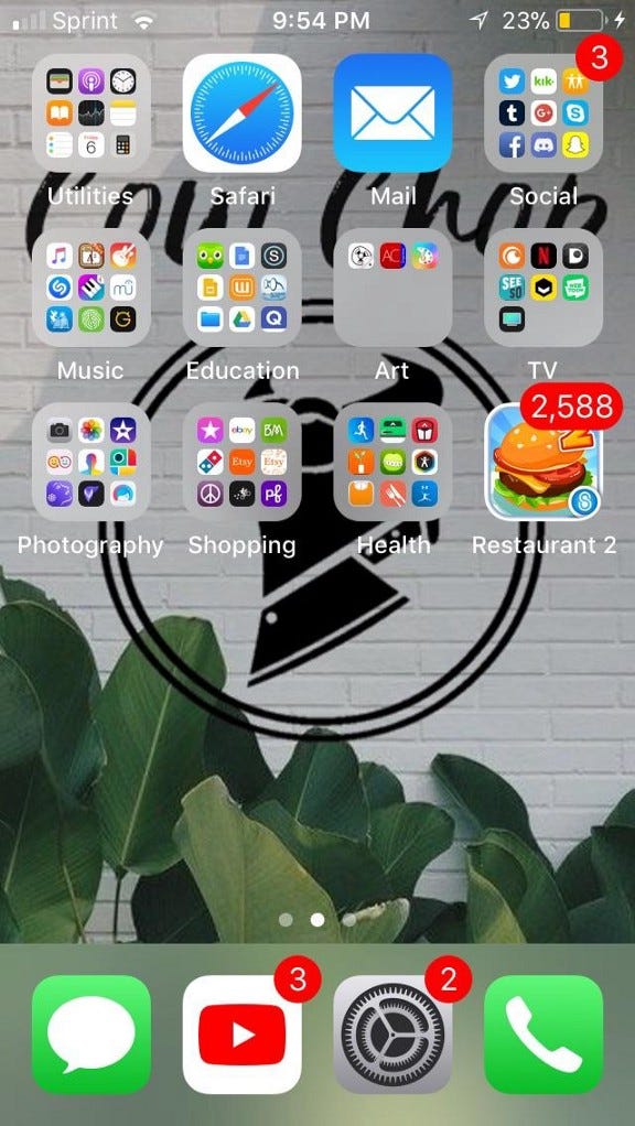 Fake notifications with the Restaurant 2 App on an iPhone home screen. The fake notifications attempt to trick users into opening the app by presenting empty notifications. Photo by Flavio Lameza.