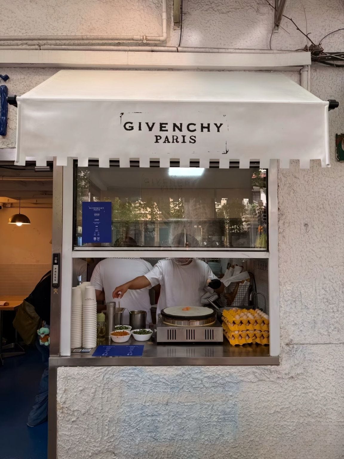 Tiffany’s’de Değil, Givenchy’de Kahvaltı!