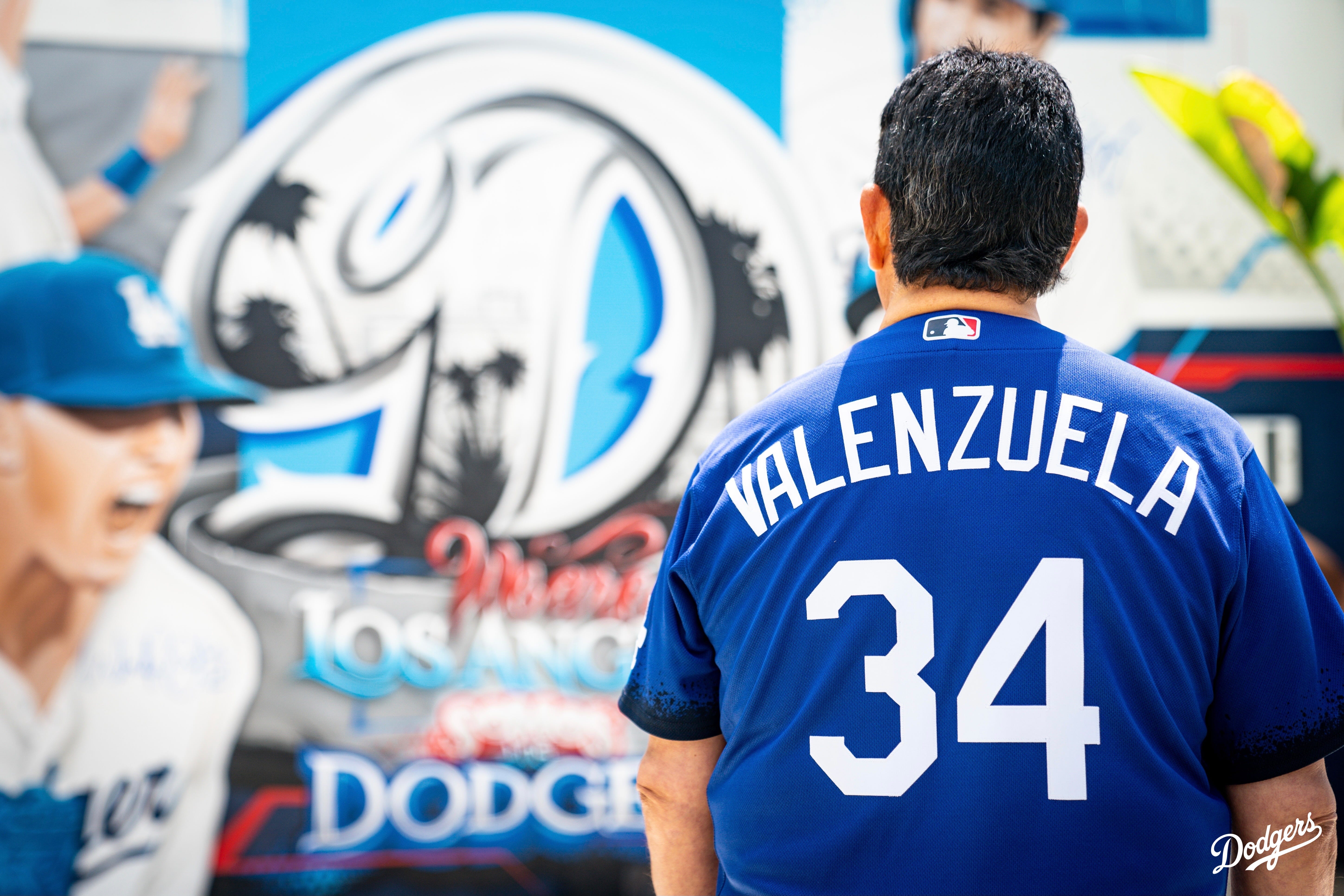 Dodgers City Connect jersey unveiled, plus new Dodger Stadium murals 