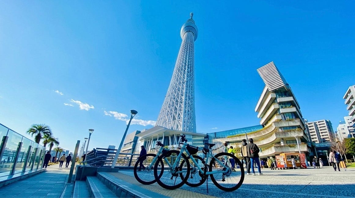 Clear sky, full tower – 634 meters from this exact spot.