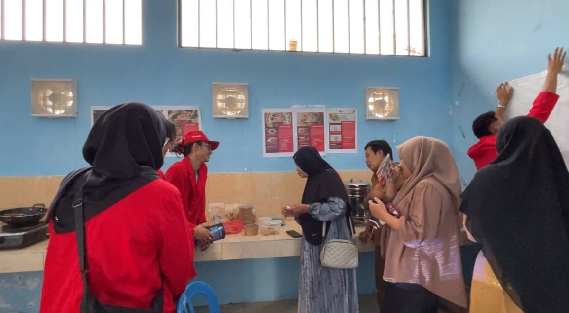 Students of the Community Service Program of the 17 August 1945 University of Surabaya Encourage…