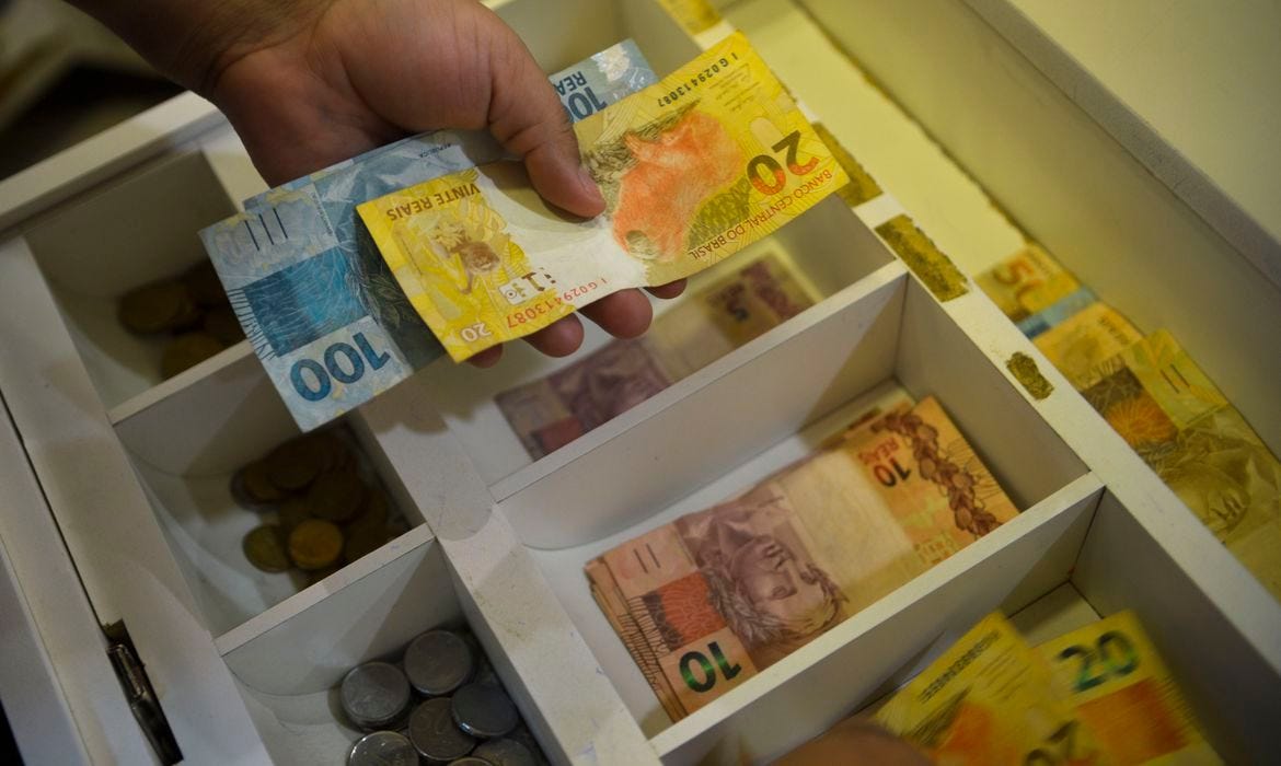 Trabalhadores nascidos em março e abril já podem sacar abono salarial em 2024