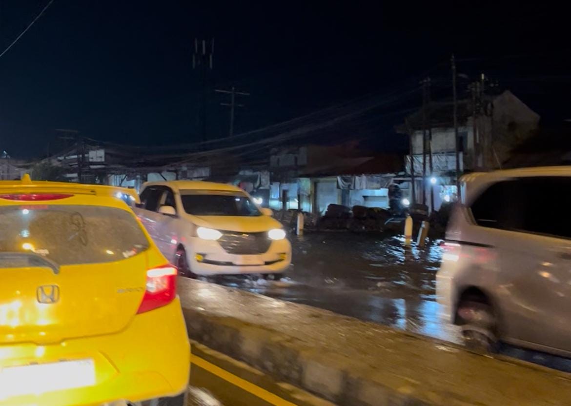 Jalan Pantura di Sayung, Demak menjadi langganan tergenang banjir rob. (Dokumentasi: Alisa Qottrun