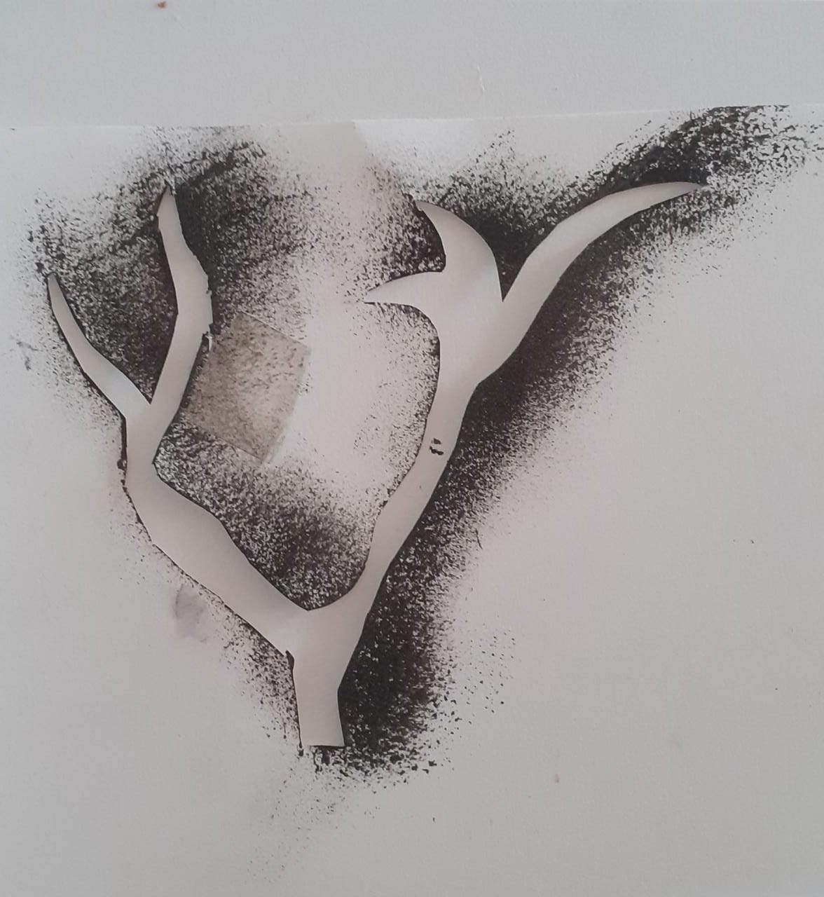 Esténcil del árbol — forma y contraforma (con esponja)