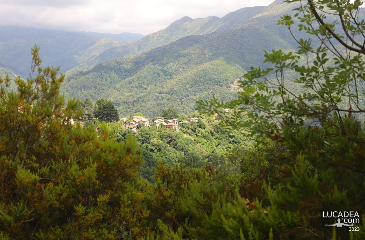 Il piccolo borgo di Carpenissone in Liguria