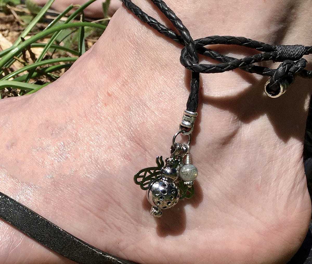 The rules of wearing anklets. An anklet is a bracelet that you wear
