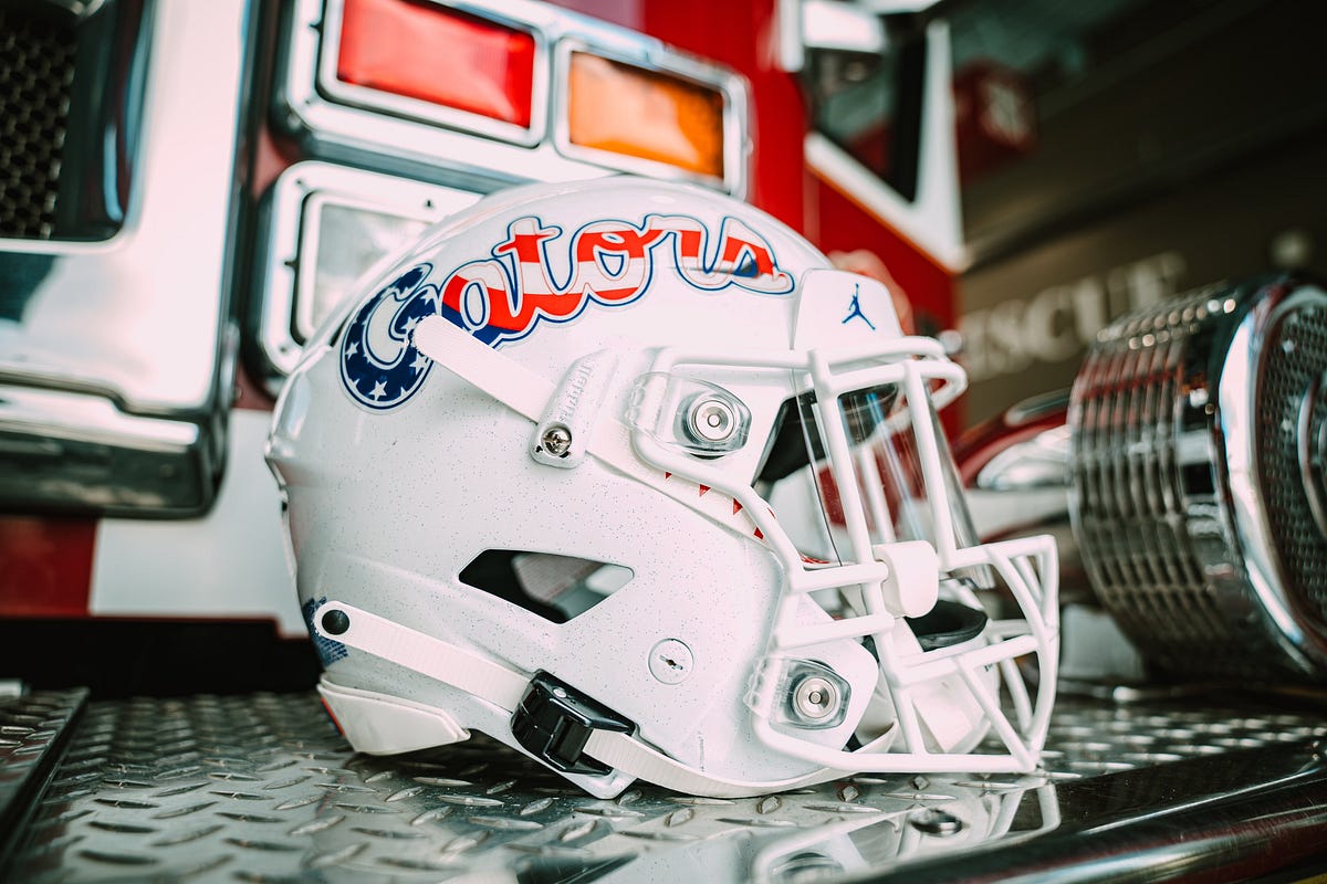 Gators Uniform Tracker on X: BREAKING: The #Gators will wear icy white  uniforms and an American flag script Gators decal on the helmet against USF  ⚪⚪⚪ #GoGators #JUMPMAN  / X