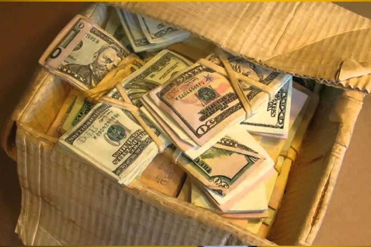 1 money box. Коробка с деньгами. Ящик для денег. Коробка с долларами. Ящик с долларами.