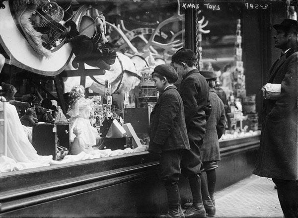 The Origins of Window Shopping in New York City