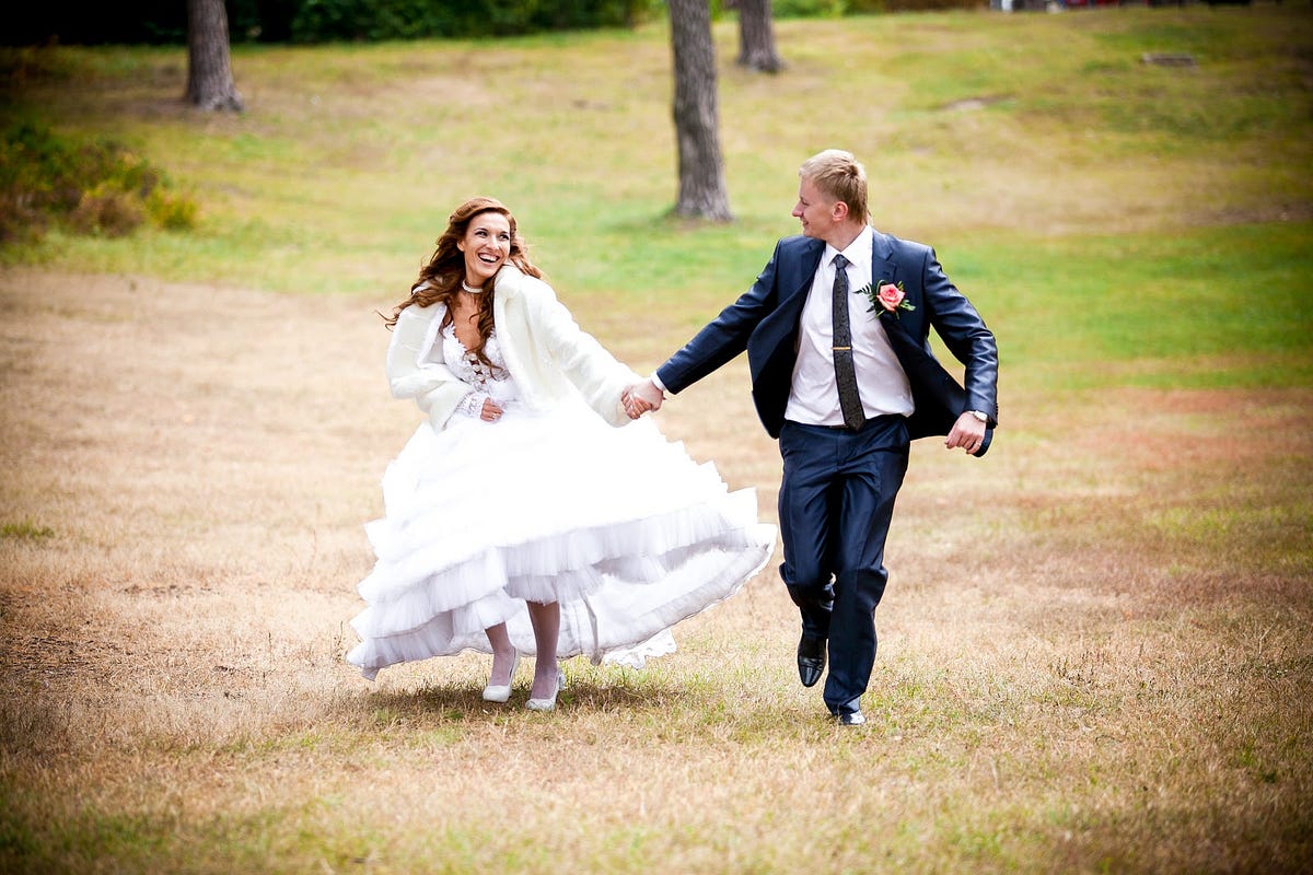 Невеста убегает. Невеста убегает со свадьбы. Невеста убегает. Невеста убегает со свадьбы. Невеста убегает.