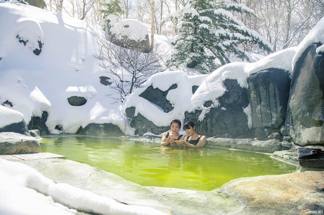 Japan's 5 Best Hot Springs in the Snow ・ Enjoy the Winter Onsen Tradition  of “Yukimiburo” | by JAPANKURU | Medium