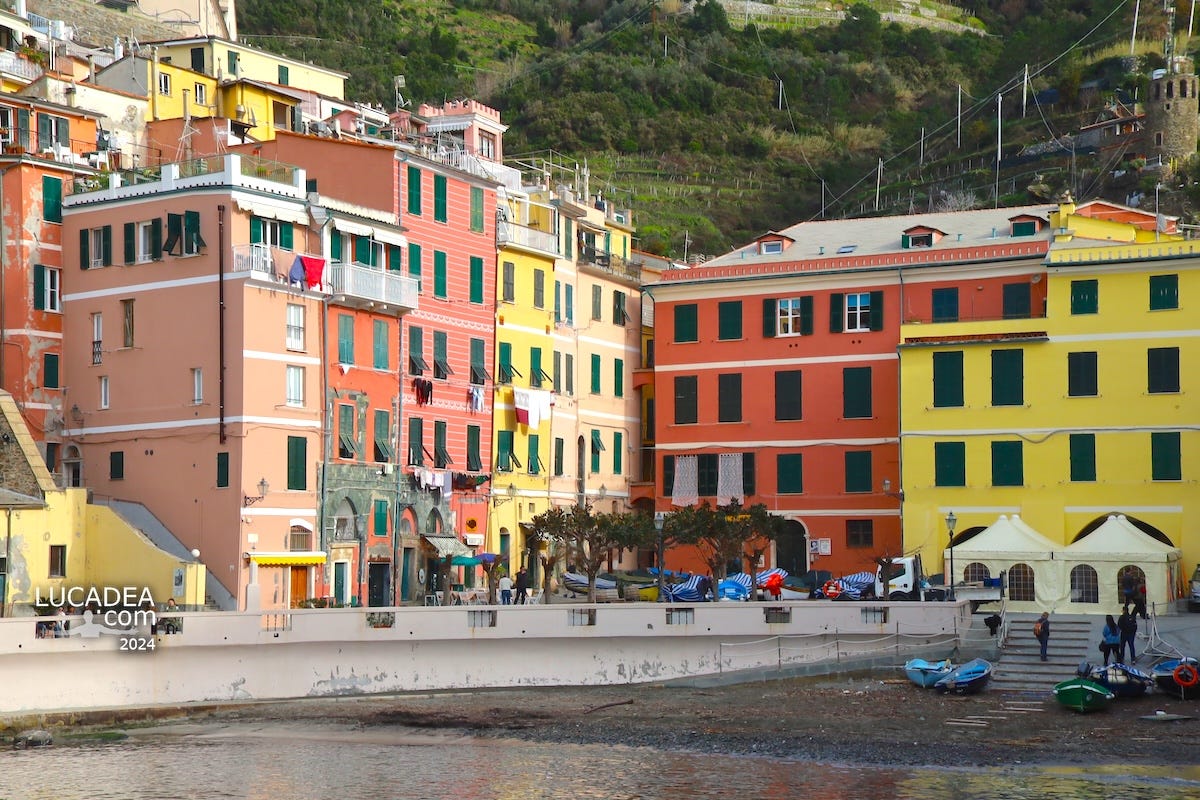 Case colorate nel piccolo porticciolo di Vernazza