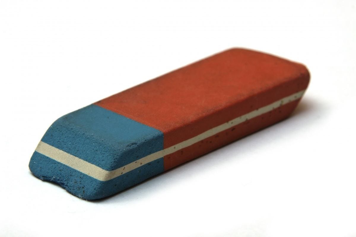O Lado azul da borracha é capaz de apagar tinta de caneta?