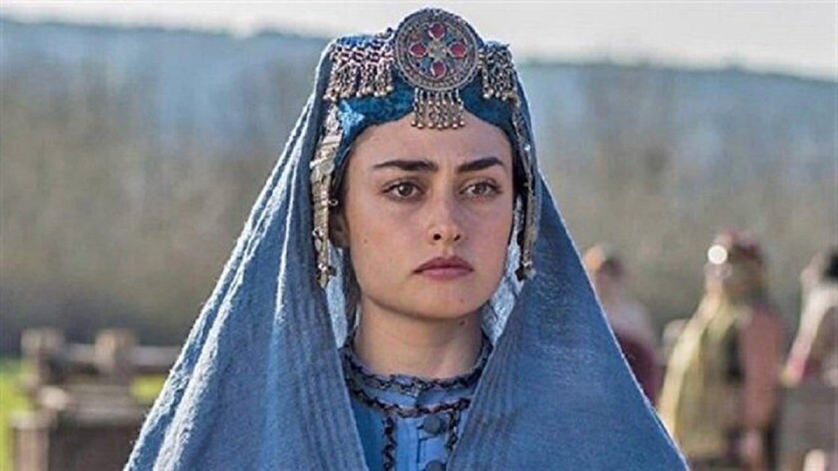 Diriliş Ertuğrul’un Halime’si göbeğine kadar inen dekoltesiyle güneş banyosu yapmış oldu!