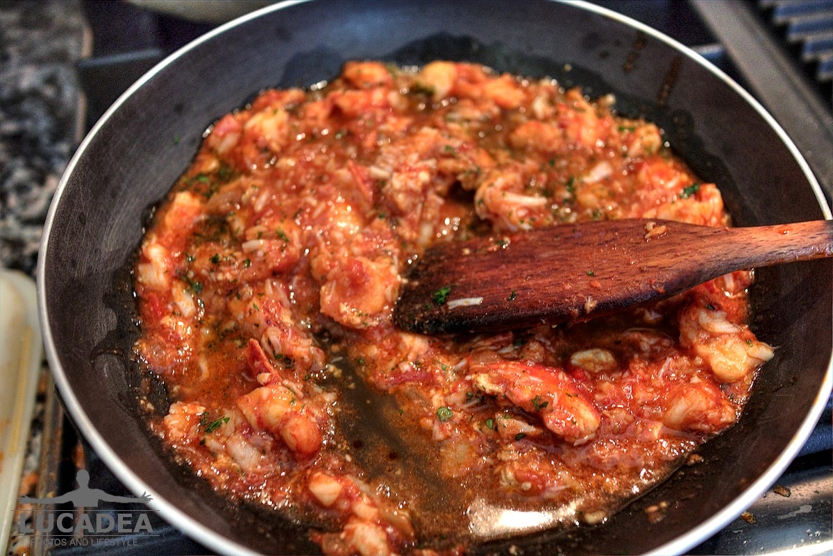Il sugo di astice pronto a condire un piatto di pasta
