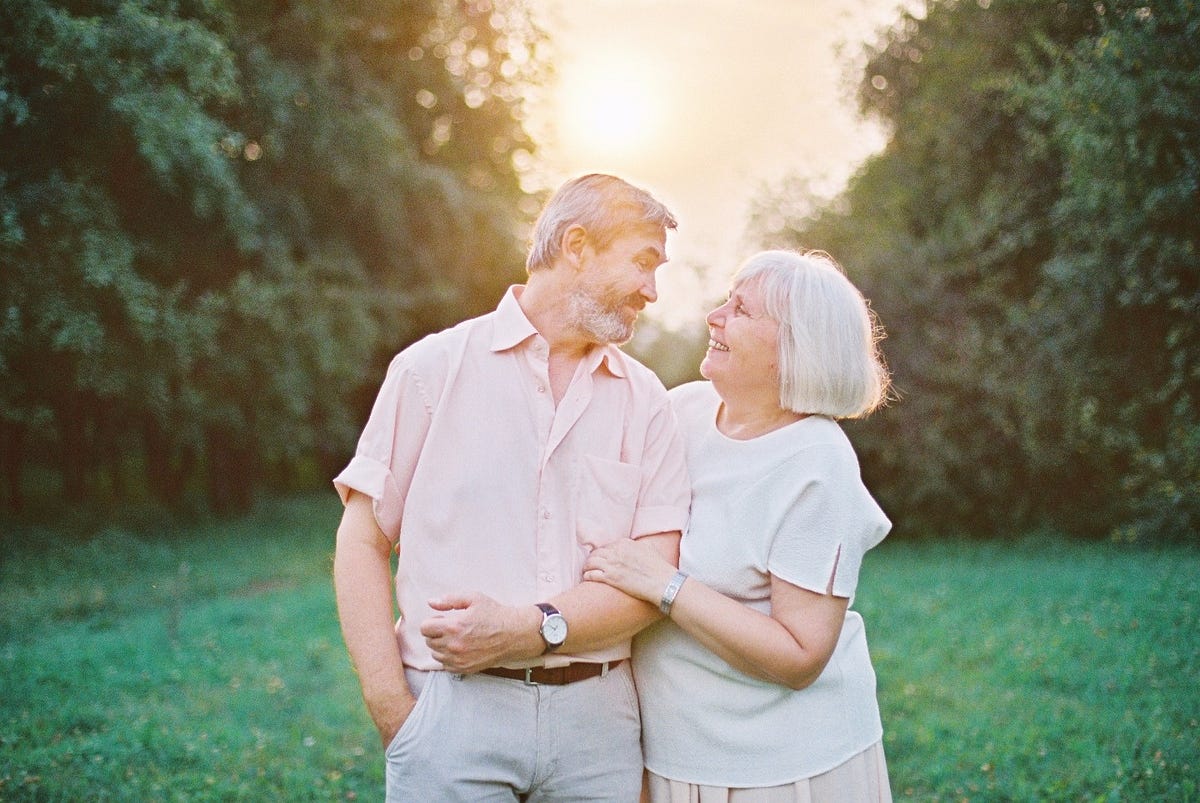 Loving year. Сквозь года фотосессия. Любовь сквозь года. Вместе сквозь года. Пожилая пара историческое.