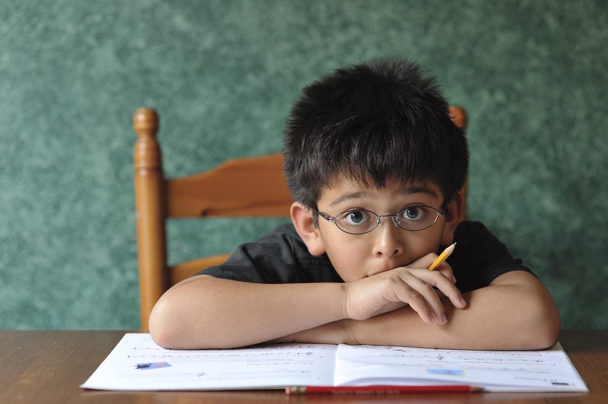 Мальчик кривляется. Кризис школьного возраста. Оказывается 7 лет. 7 летний ребенок. Оказывается 7 лет.