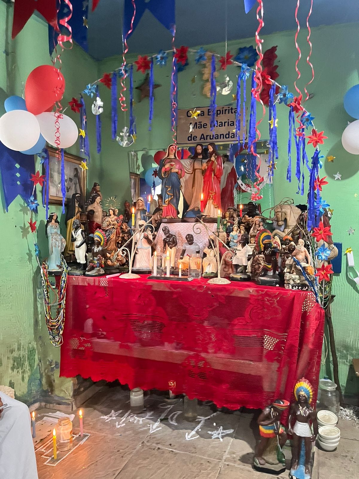 Altar da Casa Espírita Mãe Maria de Aruanda do Congado de N.S do Rosário e São Sebastião, que cultua os santos e orixás das religiões de matriz africana em suas festividades. Foto Johann Zanuzzi