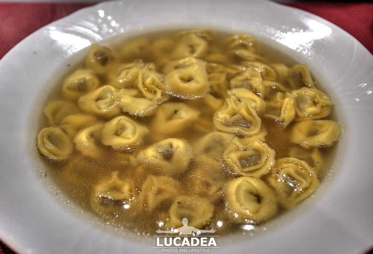 Un bel piatto di tortellini in brodo di carne
