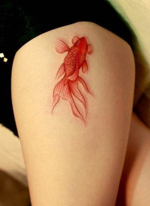 manche de tatouage de poisson koi pour les filles