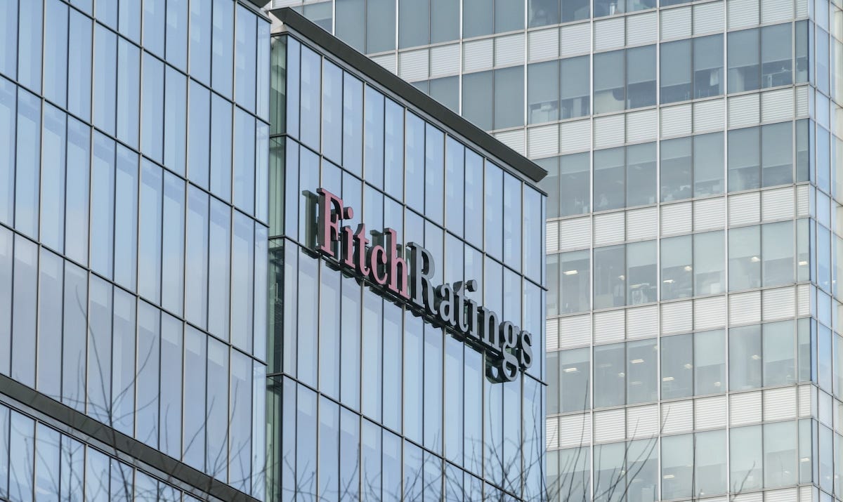 Fitch îmbunătățește perspectiva României la stabilă, pe fondul unei “relative stabilități politice”