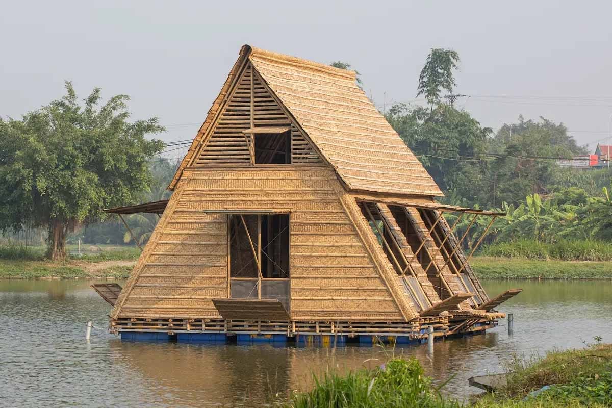 Une étonnante maison en A flottante et en bambou qui résiste aux inondations