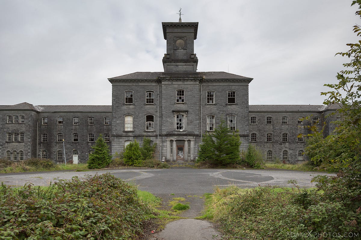 Do buildings dream of crumbling?. On Cinder Well and the agency of