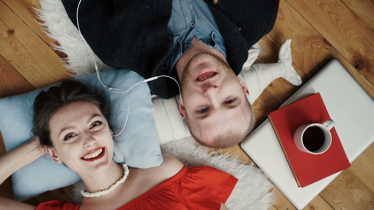 ребенок с родителями и гаджетом. наушники на человеке. совместное прослушивание спотифай. слушаем вместе. человек в наушках.